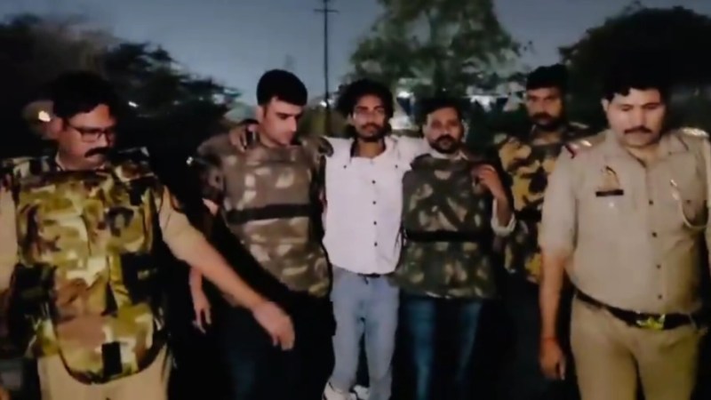 पुलिस के गिरफ्त में अभियुक्त