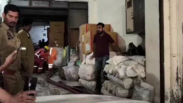 जूता फैक्ट्री में लगी, मौके पर मौजूद एसडीआरएफ की टीम