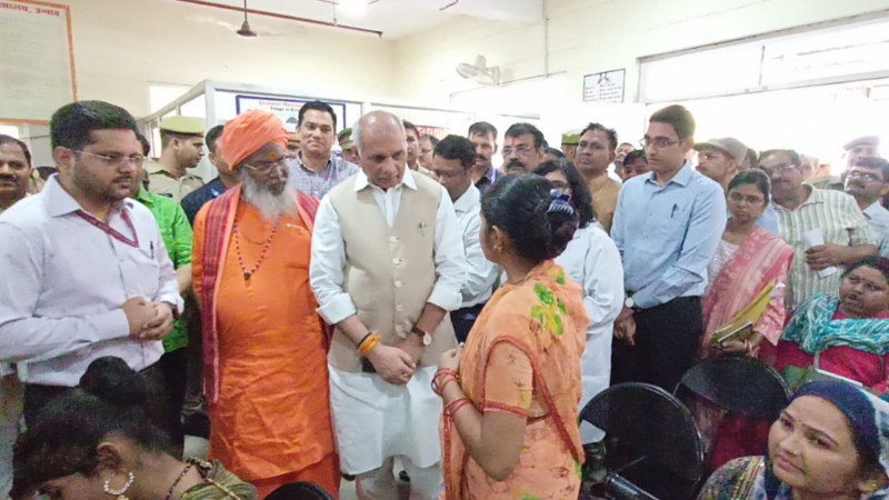 जिला अस्पताल का निरीक्षण करते पशुधन मंत्री धर्मपाल सिंह साथ में सांसद साक्षी महाराज और डीएम गौरांग राठी