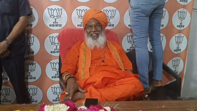 पत्रकारों से बातचीत करते साक्षी महाराज