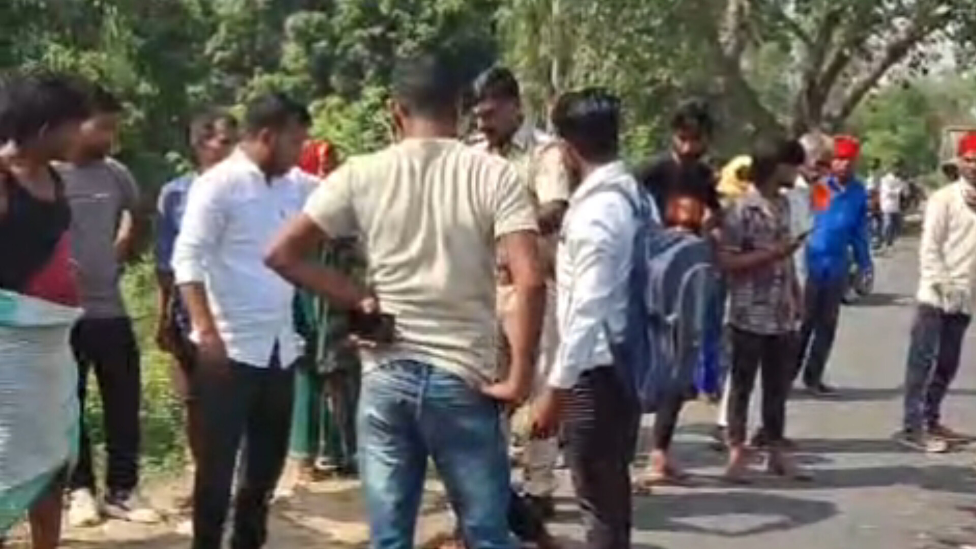 घटनास्थल पर लगी भीड़