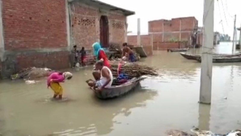 बाढ़ पीड़ितों के लिए बनाई गई राहत किट