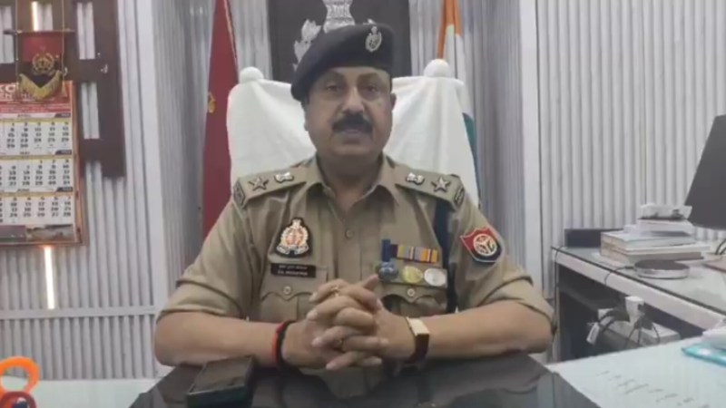 घटना की जानकारी देते वरिष्ठ पुलिस अधीक्षक इटावा बृजेश कुमार श्रीवास्तव