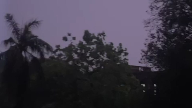 आधी रात में बिजली चमकी