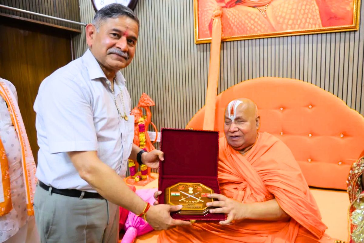 ‘मुझे PoK चाहिए’…जगद्गुरु रामभद्राचार्य ने सेना प्रमुख से मांगा दक्षिणा