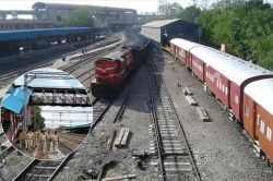 ऑपरेशन सिंदूर के बाद एक्टिव मोड पर भारतीय रेलवे, ट्रेन और स्टेशनों पर बढ़ाई
सुरक्षा; यार्ड भी रहेंगे ‘नजरबंद’ - image
