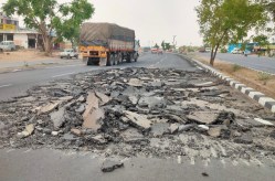 जयपुर-दिल्ली हाईवे पर गर्मी के चलते उखड़ी सड़क, वाहन चालकों को दे रही दर्द - image