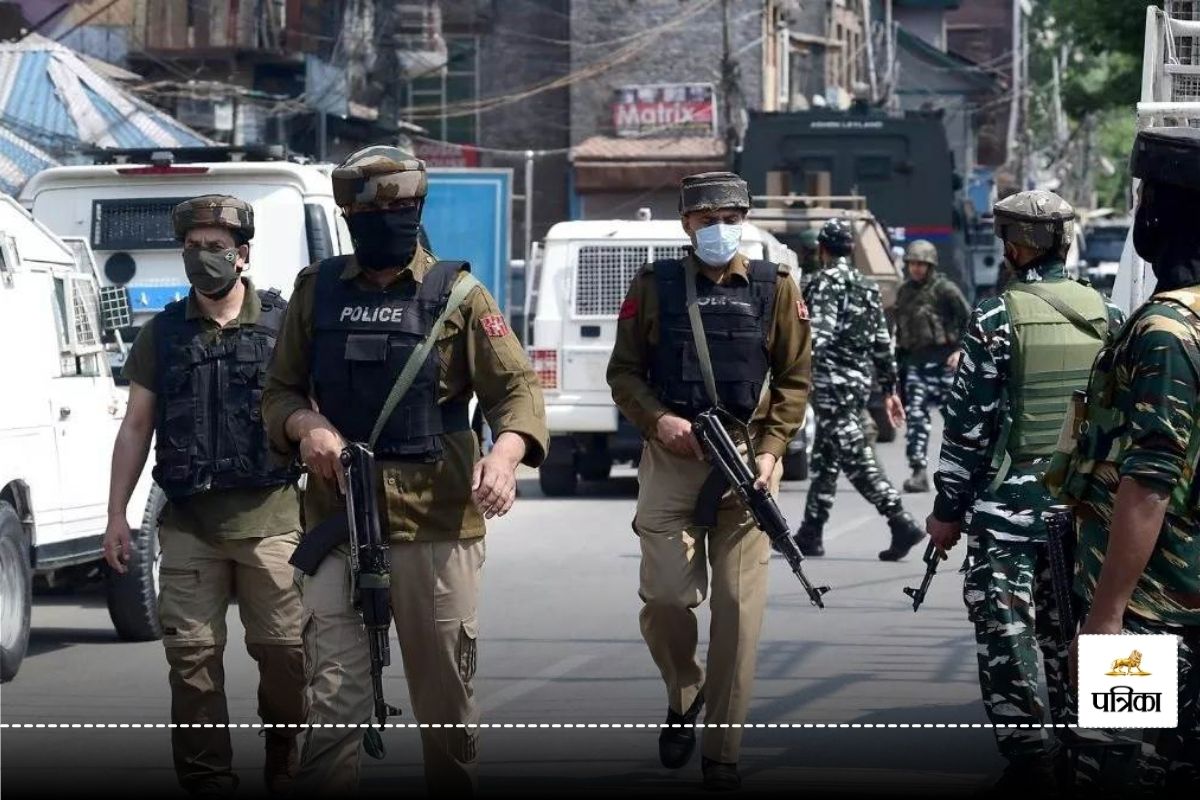 जम्मू-कश्मीर में आतंकियों पर बड़ी कार्रवाई, श्रीनगर में 11 ठिकानों पर छापेमारी,
150 संदिग्धों पर निगरानी - image