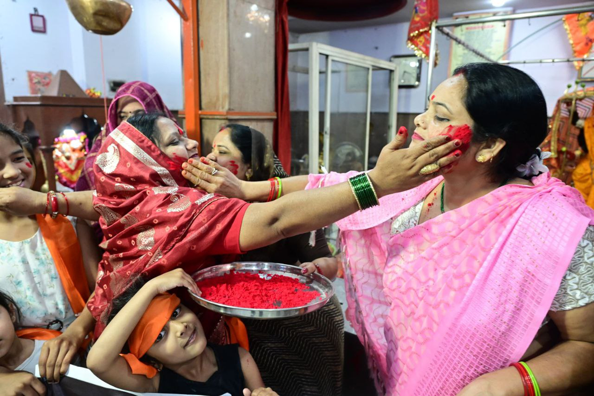 भोपाल@ऑपरेशन सिंदूर की सफलता की खुशी में रोशनपुरा चौराहे पर बीजेपी कार्यकर्ताओं
ने जश्न मनाया। फोटो सुभाष ठाकुर