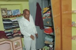 नए मकान में गृह प्रवेश की चल रही थी तैयारी, पुराने मकान से सोने-चांदी के जेवरात
और लाखों की नकदी उड़ा ले गए चोर - image