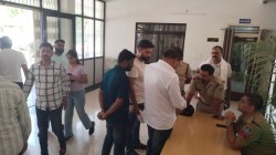 शहर में दो गुटों में विवाद: पहले ढाबा में मचाया आतंक, दूसरे दिन दिनदहाड़े कार को
घेरकर हमला - image