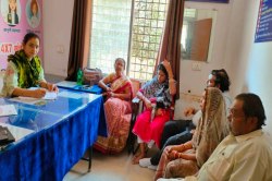 मुस्कुराहट में बदले आंसू: शराब, शक, हिंसा से टूटते परिवार को बिखरने से बचाया,
सम्मान के साथ ससुराल लौंटी महिलाएं - image