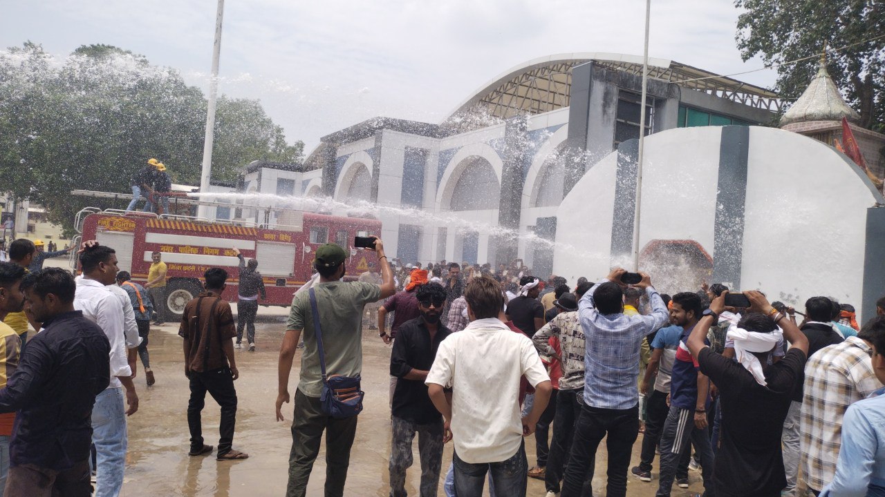 मंदिर के सामने दीवार को लेकर बवाल: हथौड़ा-सब्बल लेकर पहुंचे बजरंगी, जमकर पुलिस
ने किया लाठीचार्ज, देखें वीडियो