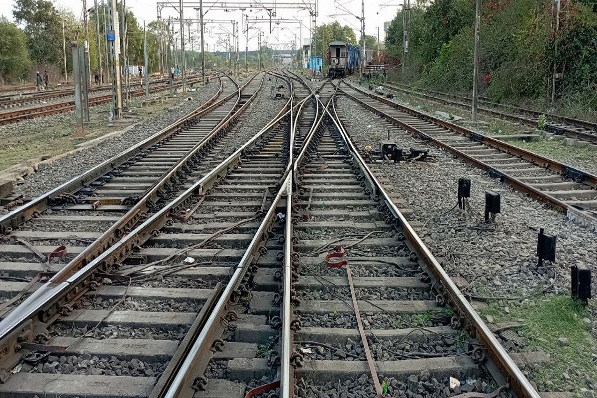 अंग्रेजों के जमाने की डायमंड क्रॉसिंग बनी बाधा, कटनी जंक्शन पर रफ्तार से रेंग
रहीं सवा सौ ट्रेनें