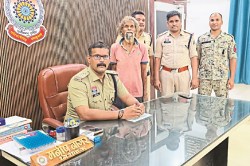 तुम्हारी बेटी मुझ पर जादू-टोना कर रही थी, इसलिए मार डाला… कहकर लेबर ने नाबालिग
लड़की को कुल्हाड़ी से काटा - image