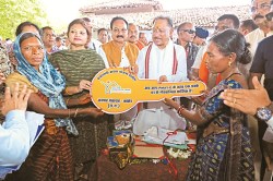 CG News: योजनाओं की हकीकत से रूबरू होने सीएम अचानक पहुंचे मांदरी, आंगनबाड़ी
केंद्र में नौनिहालों में बांटी चॉकलेट - image