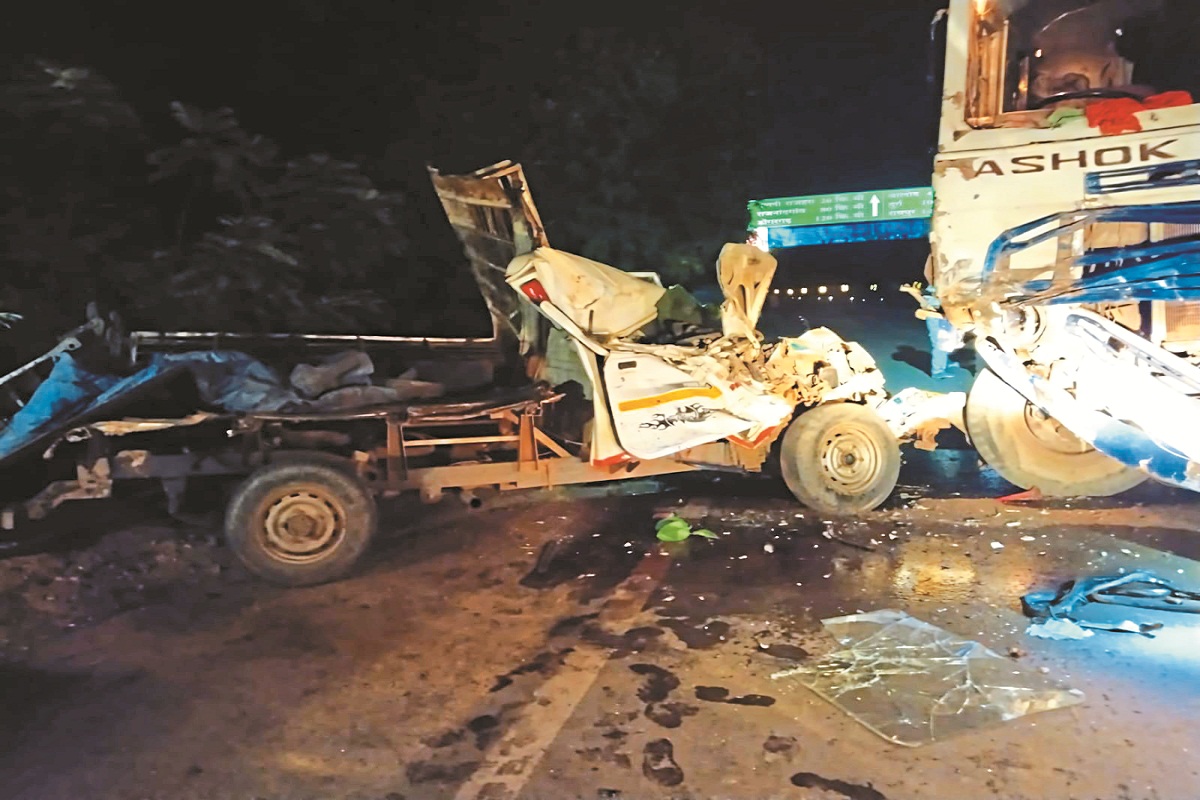 CG Road Accident: ट्रक की टक्कर से पिकअप के उड़े परखच्चे, एक की मौत, मौके से
चालक फरार
