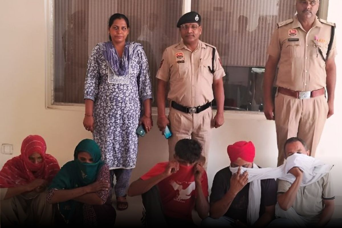 प्रेमी से कराया बेटी का रेप, फिर ट्रक से कुचलवा दिया, मामले का खुलासा होने पर
पुलिस भी हैरान