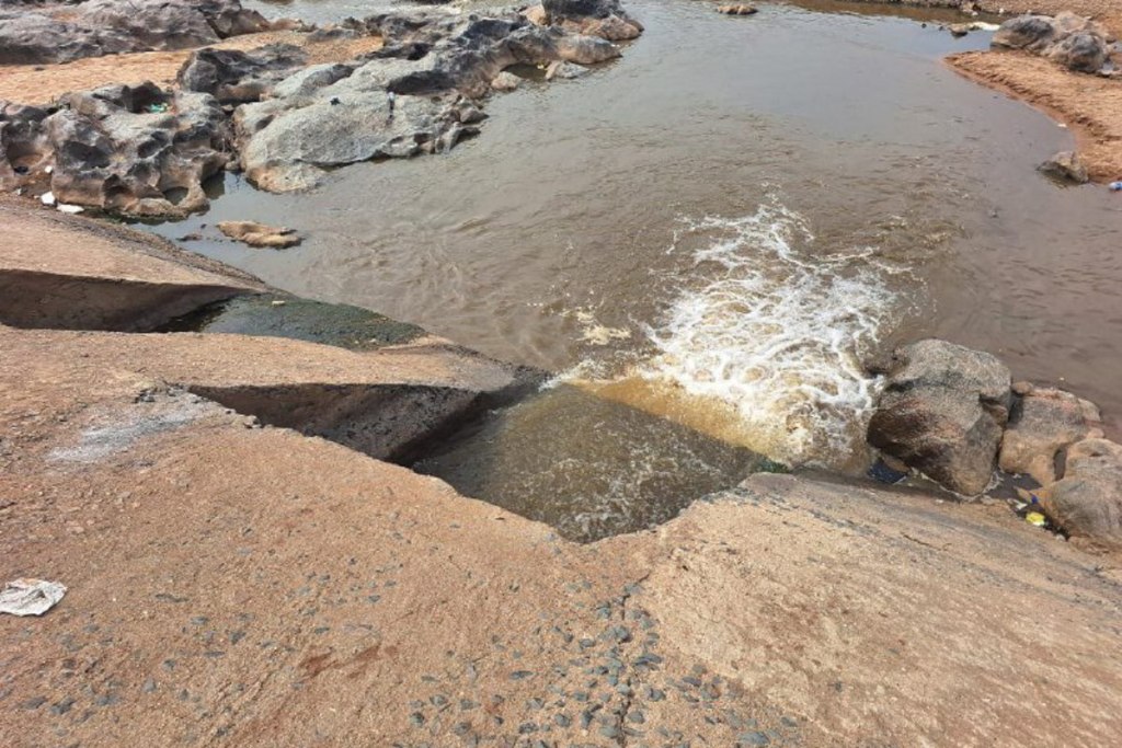 Fishing in Kanhar anicut: कन्हर एनीकट से तेजी से बह रहा पानी, जल स्तर घटते ही मछली पकडऩे उमड़े लोग