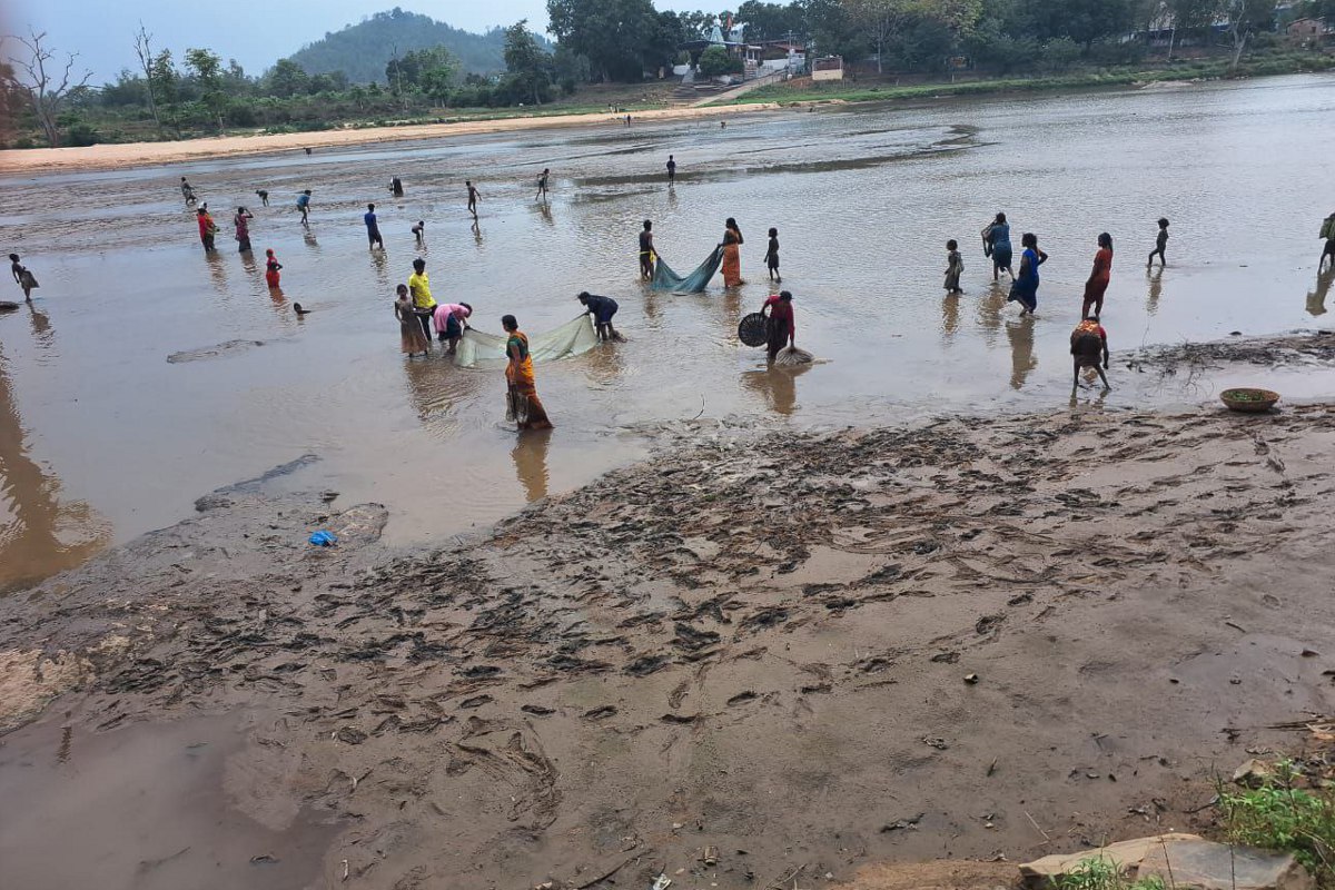Fishing in Kanhar anicut: कन्हर एनीकट से तेजी से बह रहा पानी, जल स्तर घटते ही
मछली पकडऩे उमड़े लोग