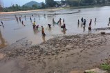 Fishing in Kanhar anicut: कन्हर एनीकट से तेजी से बह रहा पानी, जल स्तर घटते ही मछली पकडऩे उमड़े लोग