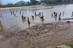 Fishing in Kanhar anicut: कन्हर एनीकट से तेजी से बह रहा पानी, जल स्तर घटते ही
मछली पकडऩे उमड़े लोग - image