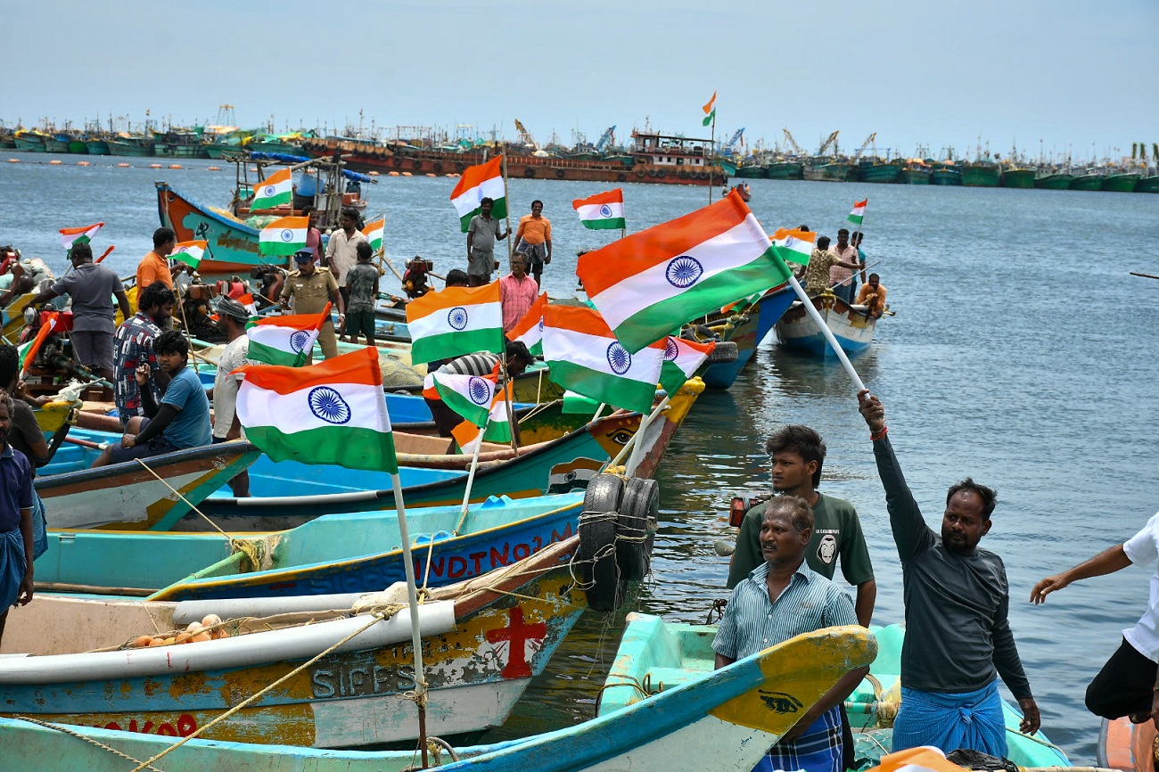 फिशिंग हार्बर पर नाव रैली में लहराया तिरंगा