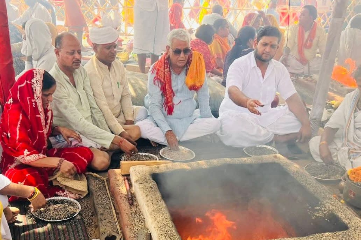 दौसा में किरोड़ी लाल मीणा ने यज्ञ में दी आहुति, बोले- यह कोई साधारण अनुष्ठान
नहीं; दिया ये बड़ा संदेश