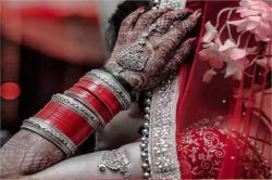 Love Marriage: सुहागरात से पहले ही चूर-चूर हो गईं दूल्हे की खुशियां, दुल्हन ने
पकड़ लिया माथा, फिर… - image