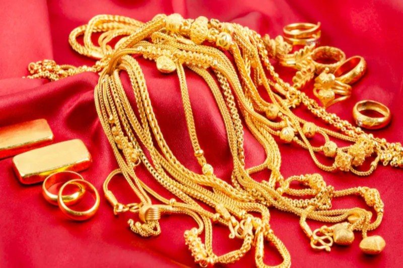 सोने की कीमतों में उछाल के बावजूद सर्राफा बाजारों में रिकॉर्ड तोड़ बिक्री, ग्राहकों को लुभाने के लिए फैंसी डिज़ाइनों और मेकिंग चार्ज में भारी छूट का ऑफर