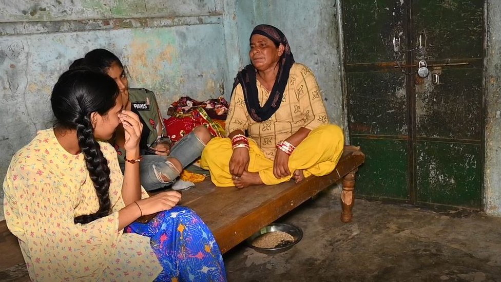  माया देवी अपनी दोनों बेटियों के साथ 