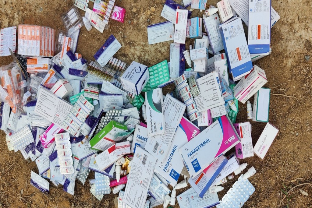 Medicines threw case: नाले के किनारे फेंकी गई बिना एक्सपायरी डेट की 79 प्रकार की दवाइयां, 2 फार्मासिस्ट और स्टोर प्रभारी सस्पेंड