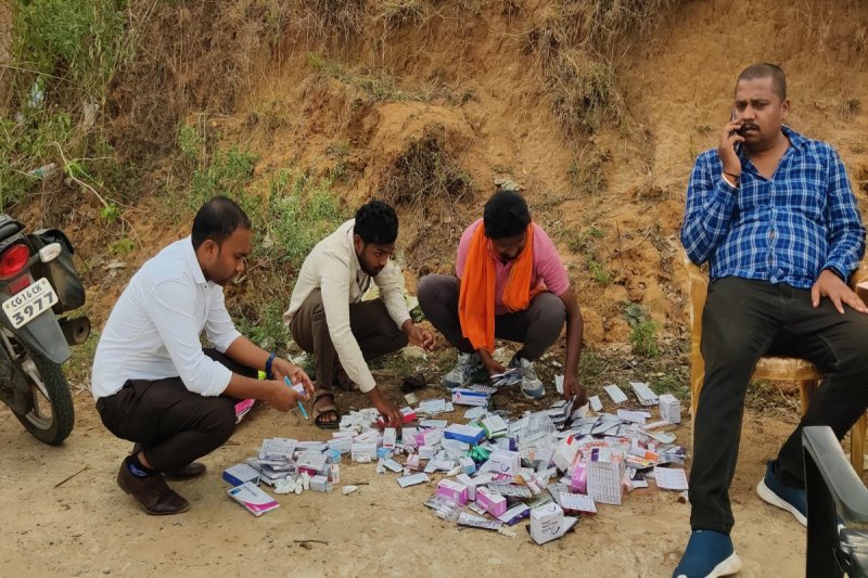 Medicines threw case: नाले के किनारे फेंकी गई बिना एक्सपायरी डेट की 79 प्रकार की दवाइयां, 2 फार्मासिस्ट और स्टोर प्रभारी सस्पेंड
