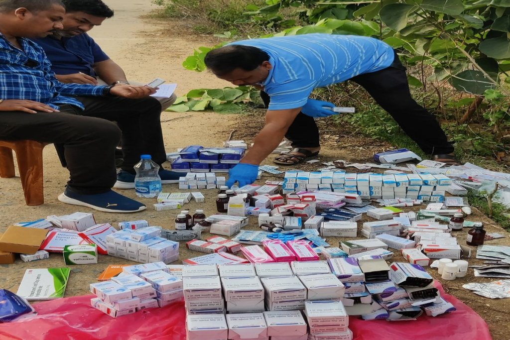 Medicines threw case: नाले के किनारे फेंकी गई बिना एक्सपायरी डेट की 79 प्रकार की दवाइयां, 2 फार्मासिस्ट और स्टोर प्रभारी सस्पेंड
