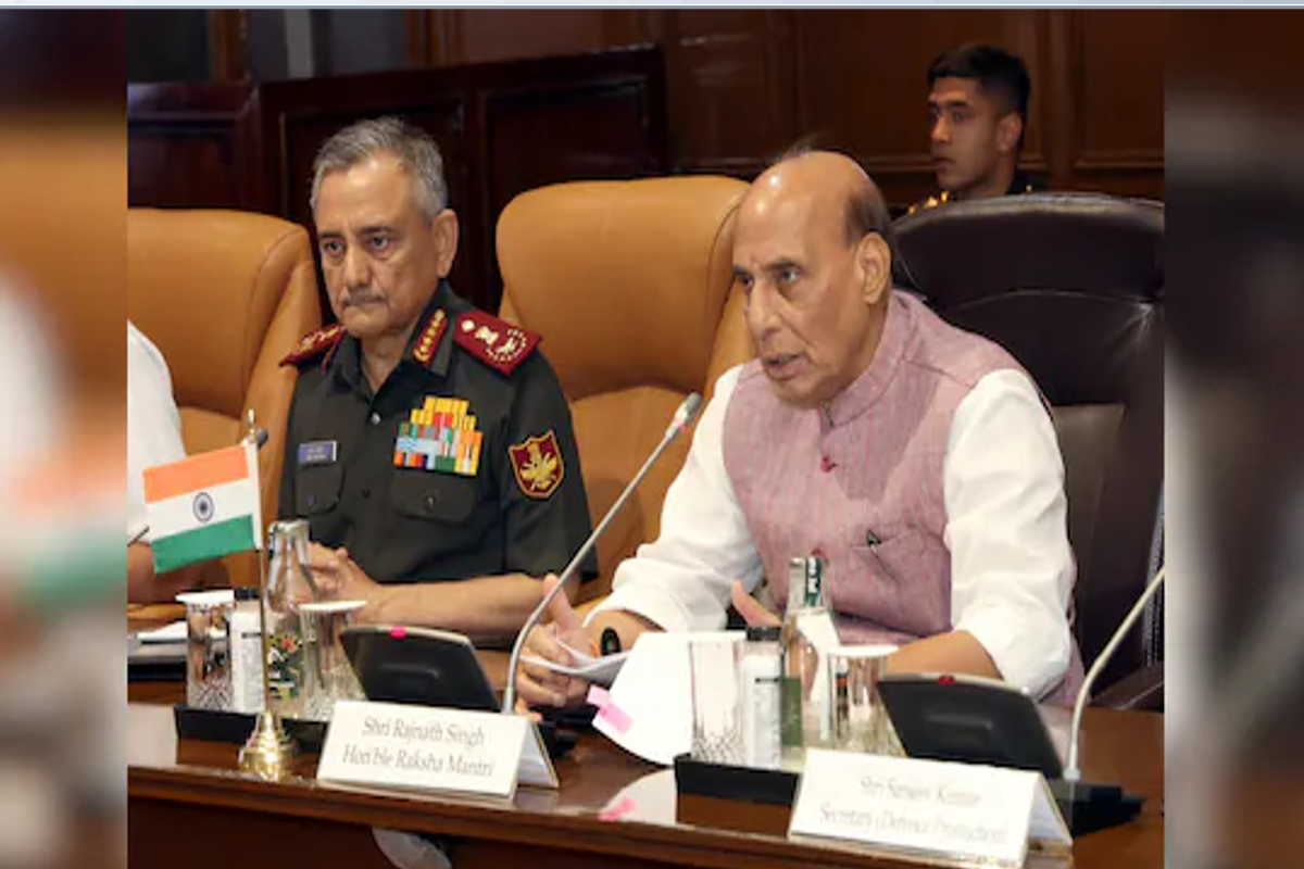 रक्षा मंत्रालय पहुंचे तीनों सेनाओं के प्रमुख, थोड़ी देर में राजनाथ सिंह के साथ
होगी मीटिंग - image