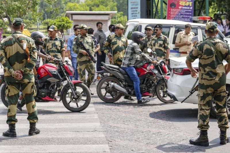 Mock Drill in Delhi: भारत-पाकिस्तान तनाव के बीच दिल्ली में हाई अलर्ट, स्कूलों के लिए एडवाइजरी जारी