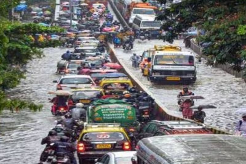 Monsoon Alert: मुंबई में मॉनसून की धमाकेदार एंट्री, बारिश अभी और मचाएगी तबाही, IMD का रेड अलर्ट जारी
