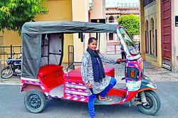 Mother’s Day: 3 बच्चों को पालने के लिए ‘मां’ चलाती ई-रिक्शा, CCTV कैमरे से
बच्चों का रखती है ध्यान; जानें संघर्ष की कहानी - image