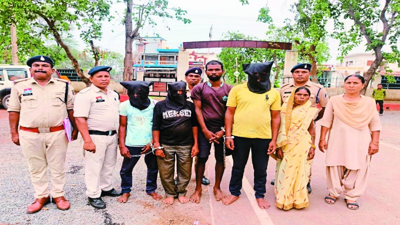 बालोद जिले के ग्राम सिर्राभांठा में गांव के तिहारू निषाद के घर बैगा पुनीत ठाकुर की हत्या के मामले में पुलिस को बड़ी सफलता मिली है। हत्या सिर्फ वर्चस्व की लड़ाई में की गई।