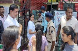 NEET Exam: जींस, टॉप पहनकर आईं छात्राओं को वापस भेजा, लड़कों से उतरवाए गए
जूते-मोजे - image