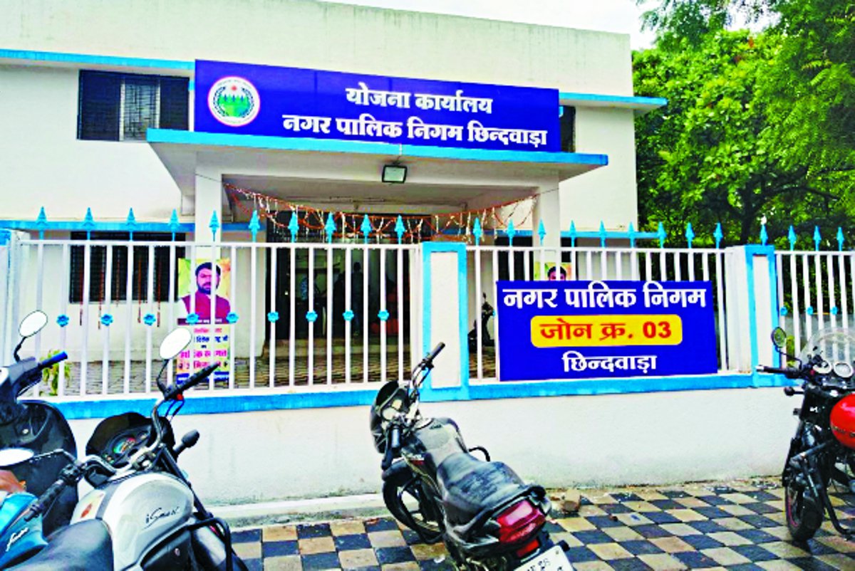 अप्रेल बीत गया पर नहीं आई स्ट्रीट वेंडर योजना की राशि, कार्यालय के चक्कर लगा रहे
लोग