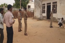 Rajasthan Crime: पत्नी की हत्या के बाद भी नहीं डरा शख्स, ताऊ के साथ खोदने लगा
गड्ढा, मौके पर पुलिस - image