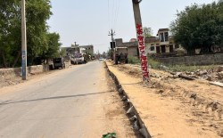 राहत की बजाय आफत: 16 करोड़ की सड़क, बीच राह खड़े हैं ‘लापरवाही के पोल’ - image