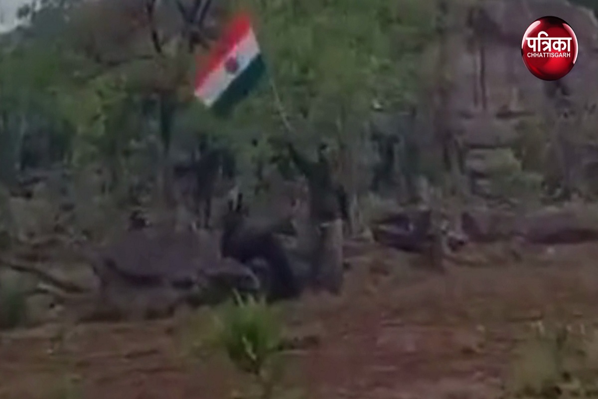 Naxal News: कर्रेगुट्टा पहाड़ियों पर ऑपरेशन गरुड़, नक्सलियों को खदेड़ने के बाद
फोर्स ने लहराया तिरंगा