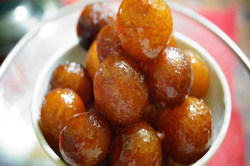 चौथा गुलाब जामुन नहीं दिया तो आया गुस्सा, व्यक्ति पर बरसा दिए लात घूसे! - image