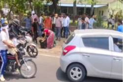 पति, पत्नी और वो: पति से अफेयर के शक में पत्नी ने एक महिला की सरेआम कर दी पिटाई - image