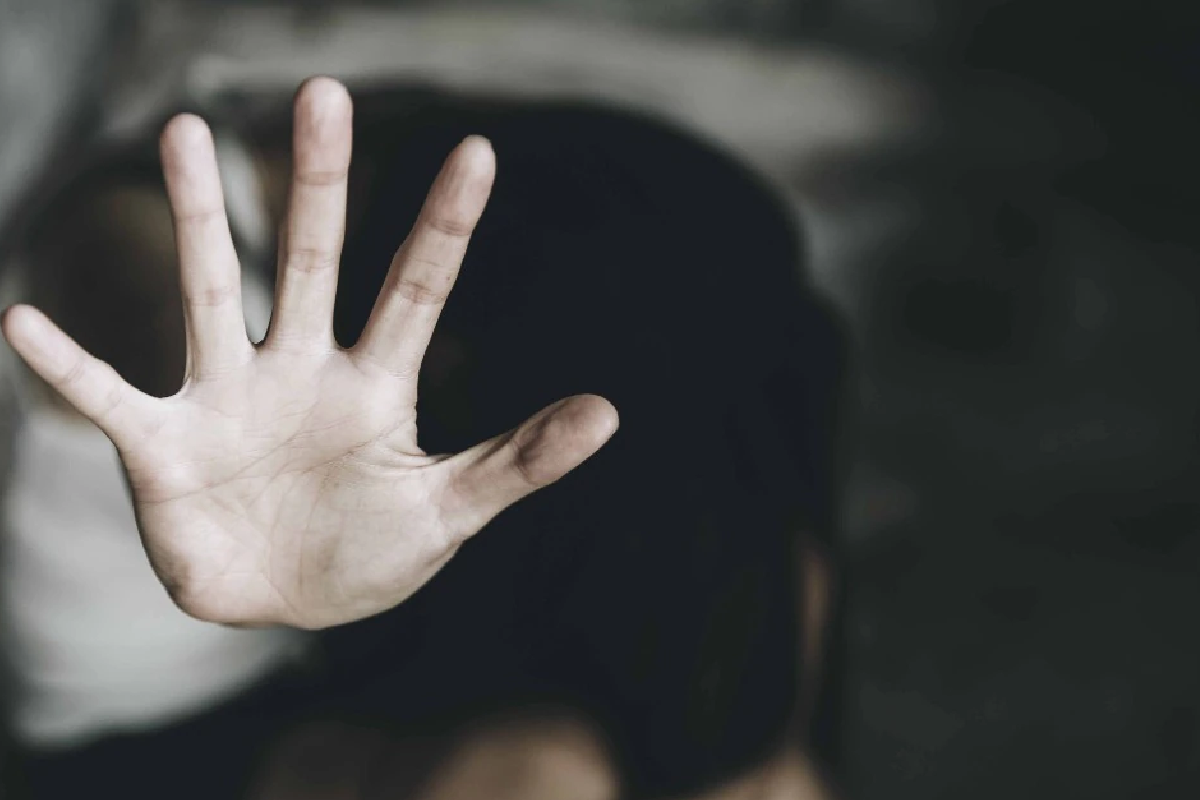 सौतेले पिता की हैवानियत! आश्रम लाने के बहाने 11 साल की बेटी के साथ किया दुष्कर्म - image