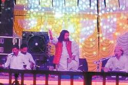 रात भर चलता रहा कव्वालियों और गजलों का मुकाबला - image