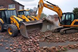 सड़क चौड़ीकरण के लिए JCB तोड़ने जा रही थी कई मकान, लोगों ने खुद तोड़ डाले - image
