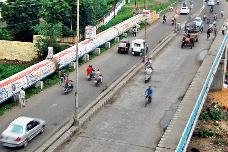 Cracks on the Kolar Sixlane road built at a cost of 325 crores in Bhopal mp news
